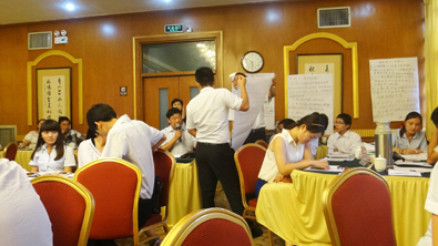 飛龍醫(yī)療董事長(zhǎng)張新民現(xiàn)場(chǎng)點(diǎn)評(píng)員工作業(yè)