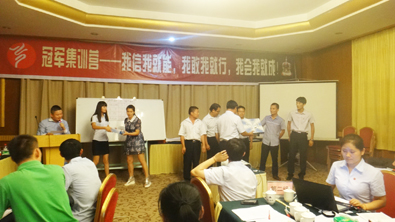 飛龍醫(yī)療董事長(zhǎng)張新民為冠軍團(tuán)隊(duì)頒獎(jiǎng)