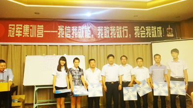 飛龍醫(yī)療董事長(zhǎng)張新民和冠軍團(tuán)隊(duì)合影