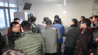 眾人參觀體驗(yàn)鄢陵中醫(yī)院外星艙脊柱疼痛智能康復(fù)系統(tǒng)/非手術(shù)脊柱減壓系統(tǒng)