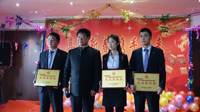 飛龍醫(yī)療董事長張新民給先進集體頒獎并合影