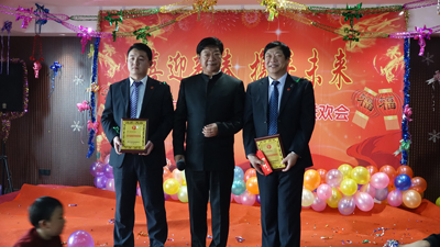 飛龍醫(yī)療董事長張新民給優(yōu)秀領(lǐng)導頒獎并合影