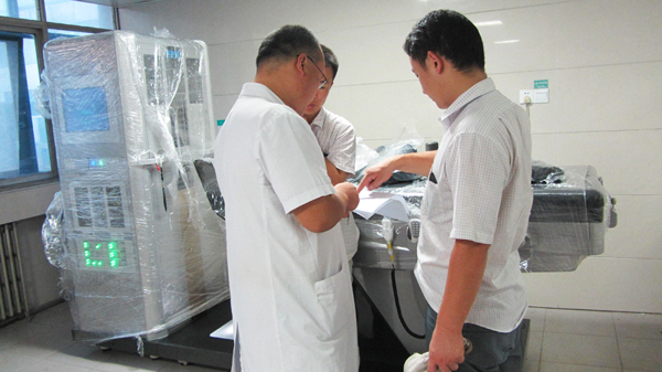 鄢陵縣中醫(yī)院相關(guān)負(fù)責(zé)人在驗收單上簽字