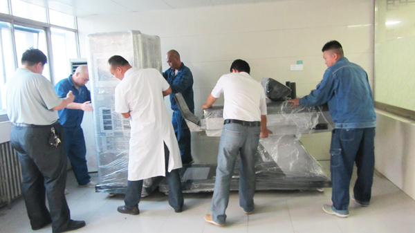 鄢陵縣中醫(yī)院相關(guān)領(lǐng)導(dǎo)現(xiàn)場驗收飛龍醫(yī)療外星艙非手術(shù)脊柱減壓系統(tǒng) 